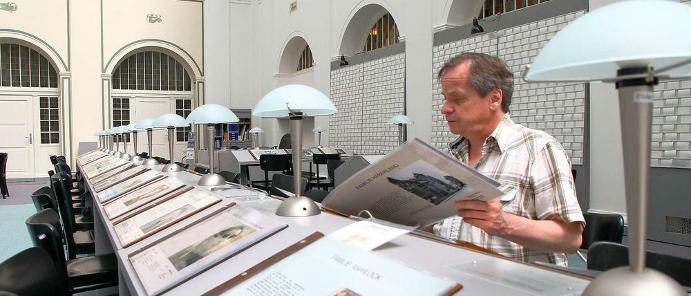 Blick in die dunkle Vergangenheit. Die Ausstellung „Wir waren Nachbarn“ ist in der restaurierten Ausstellungshalle des Rathauses Schöneberg wiedereröffnet.