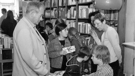 "Wie gut, dass auch viele junge Leute zuhören", schreibt Horst Pillau über die freitäglichen Lesungen im Buchladen Bayerischer Platz. Oder sogar selbst lesen, wie hier der 11-jährige Jakob Beck von dem sich Horst Pillau am Welttag des Buches 2005 hier im Bild ein Buch signieren lässt. Rechts im Bild die Buchhändlerin, Christiane Fritsch-Weith