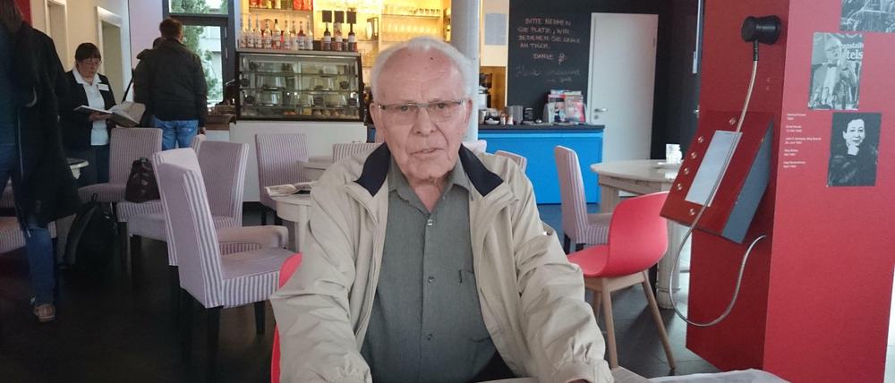 Peter Hagen erzählt im Info-Café Haberland einer japanischen Schulklasse seine Geschichte, wie er als Kind den Krieg erlebt hat. 