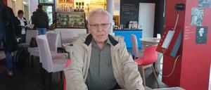 Peter Hagen erzählt im Info-Café Haberland einer japanischen Schulklasse seine Geschichte, wie er als Kind den Krieg erlebt hat. 