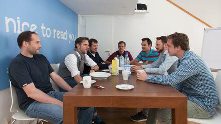 Alle an einem Tisch. Das Team von Mediaspot bei der Kaffeepause.