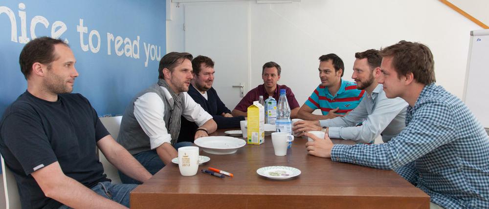 Alle an einem Tisch. Das Team von Mediaspot bei der Kaffeepause.