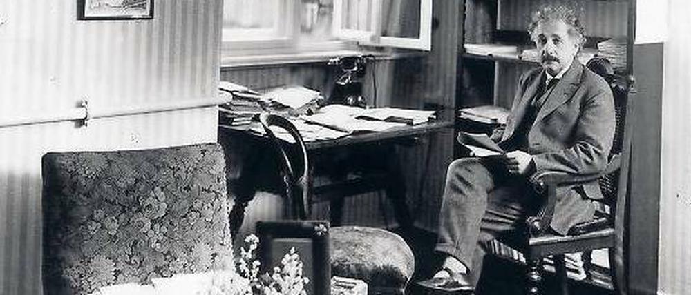 Albert Einstein in seinem Arbeitszimmer in seiner Wohnung in Berlin-Schöneberg.