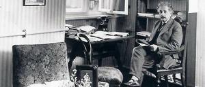 Albert Einstein in seinem Arbeitszimmer in seiner Wohnung in Berlin-Schöneberg.