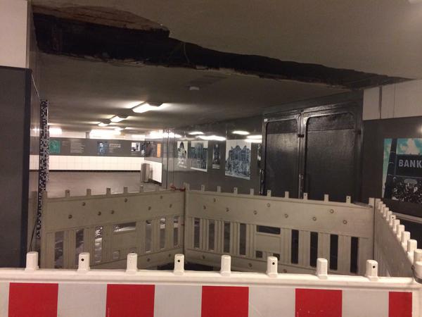 Reparaturarbeiten an der undichten Decke des Zwischendecks im U-Bahnhof Bayerischer Platz, in dem sich eine Ausstellung zur jüdischen Geschichte des Bayerischen Viertels in Berlin-Schöneberg befindet.