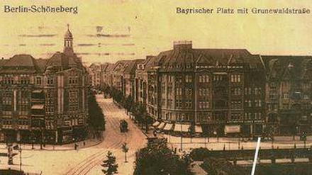 Diese historische Postkarte zeigt die Grunewaldstraße auf Höhe des Bayerischen Platzes. Die Ladenzeile mit Blumen Hübner ist hervorgehoben. Damals machte die Straße samt Tram noch einen Bogen um den Platz. Im Zuge der Anpassung alles Städtischen an den Autoverkehr wurde sie dann begradigt, die Straßenbahnschienen wurden entfernt.