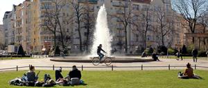 Schön war die Zeit. Der Viktoria-Luise-Platz in Schöneberg gehörte zu den gepflegtesten Grünanlagen der Stadt. Doch der Bezirk kann sich Blumen nicht mehr leisten.