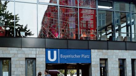 Der U-Bahnhof Bayerischer Platz und das Café Haberland.