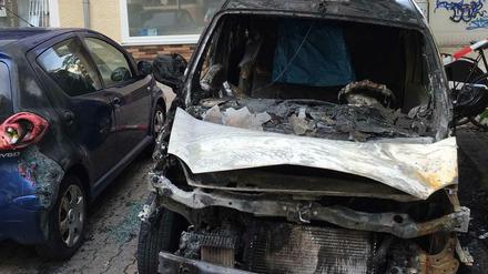 In der Nacht zu Dienstag brannte dieser Pkw im Bayerischen Viertel vollständig aus, das links daneben geparkte Auto wurde ebenfalls beschädigt.