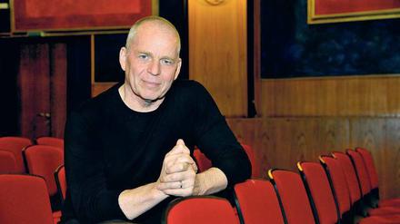 Im alten Kinosaal der Tempelhofer Ufa-Studios, heute das Varieté der Ufa-Fabrik, sprach Peter Baumann über sein neues Album "Machines of Desire" und seine Zeit mit Tangerine Dream in Berlin.
