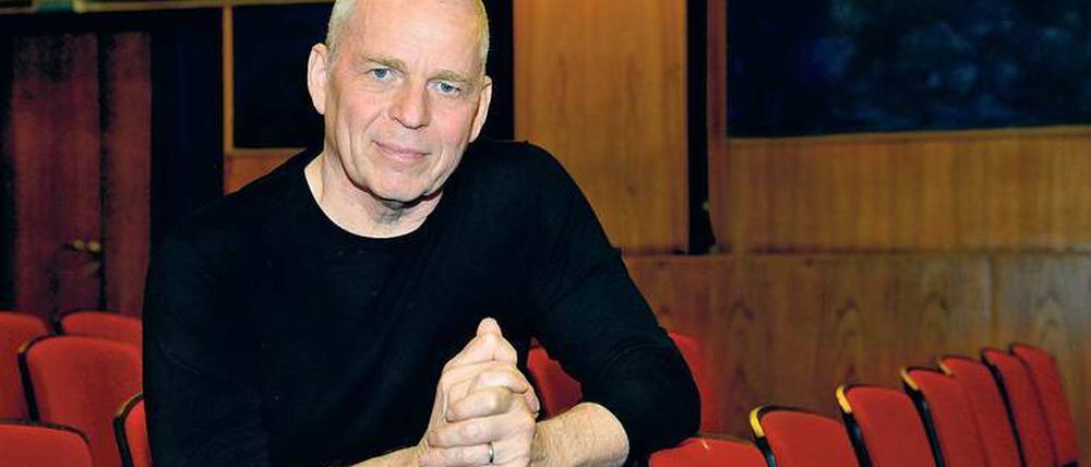 Im alten Kinosaal der Tempelhofer Ufa-Studios, heute das Varieté der Ufa-Fabrik, sprach Peter Baumann über sein neues Album "Machines of Desire" und seine Zeit mit Tangerine Dream in Berlin.