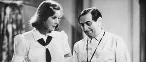 Ernst Lubitsch spricht mit Greta Garbo am Filmset von "Ninotchka" 1939.