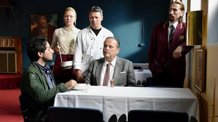 Solidarität! Khaled Ali (Sherwan Haji, l.) im Restaurant von Wikström (Sakari Kuosmanen, ebenfalls sitzend).