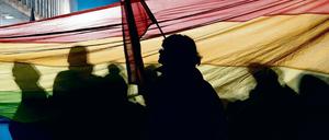 Zusammenstehen unterm Regenbogen. Aktivist*innen bei einer Demo in Potsdam.