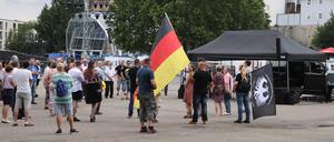 Teilnehmer einer Demonstrationen gegen die Corona-Einschränkungen protestieren auf dem Domplatz. 