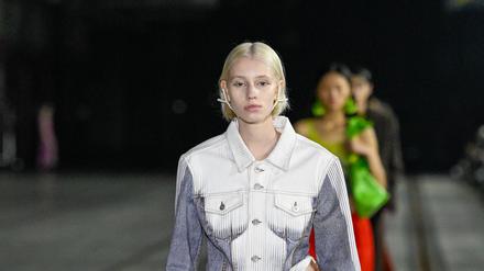 Auch für sein eigenes Label Y/Project zeigte Glenn Martens im Januar für diesen Herbst auf Kleidung gedruckte Kleidung.