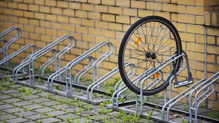 Fahrrad geklaut . Ein Vorderrad steht angeschlossen an einem Fahrradstaender . Berlin , 23.07.2011 . Berlin Deutschland PUBLICATIONxINxGERxSUIxAUTxONLY Copyright: xThomasxTrutschelx

Bicycle Nicked a Front is connected to a Fahrradstaender Berlin 23 07 2011 Berlin Germany PUBLICATIONxINxGERxSUIxAUTxONLY Copyright xThomasxTrutschelx  