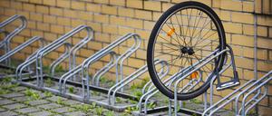 Fahrrad geklaut . Ein Vorderrad steht angeschlossen an einem Fahrradstaender . Berlin , 23.07.2011 . Berlin Deutschland PUBLICATIONxINxGERxSUIxAUTxONLY Copyright: xThomasxTrutschelx

Bicycle Nicked a Front is connected to a Fahrradstaender Berlin 23 07 2011 Berlin Germany PUBLICATIONxINxGERxSUIxAUTxONLY Copyright xThomasxTrutschelx  