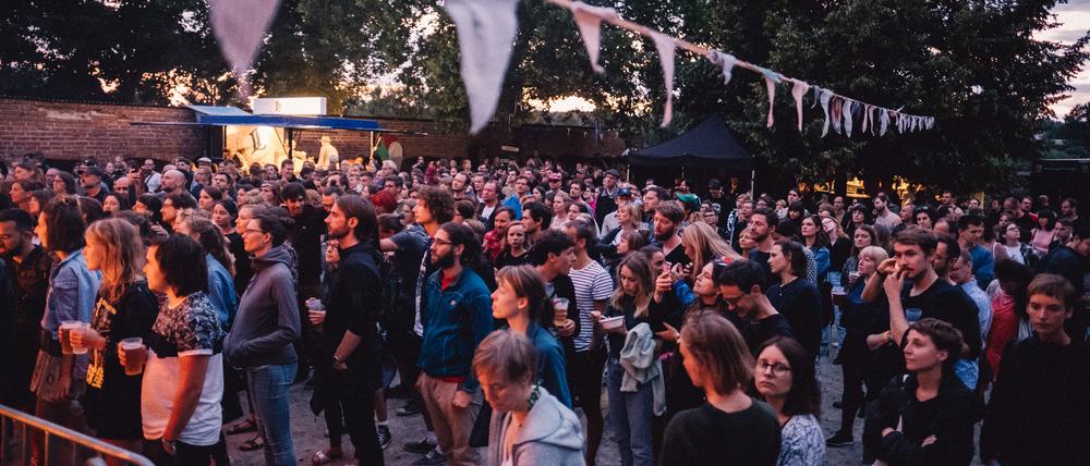 Bis zu 700 Festivalbesucher:innen werden in diesem Jahr erwartet. In Friedland leben nur rund 300 Menschen.