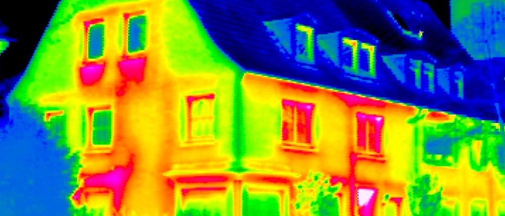 Die thermografische Aufnahme zeigt ein Altbau-Mehrfamilienhaus von außen.