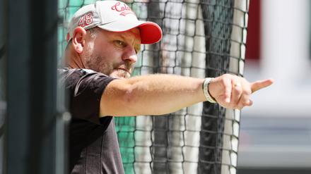 Trainer Steffen Baumgart schaut gerne mal grimmig, aber kommt bei den Profis des 1. FC Köln und seinen Fans bestens an.