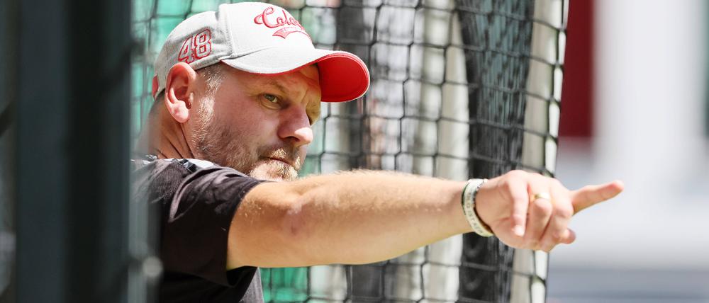 Trainer Steffen Baumgart schaut gerne mal grimmig, aber kommt bei den Profis des 1. FC Köln und seinen Fans bestens an.