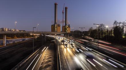 Die A100 mit Blick auf das Heizkraftwerk Wilmersdorf. 