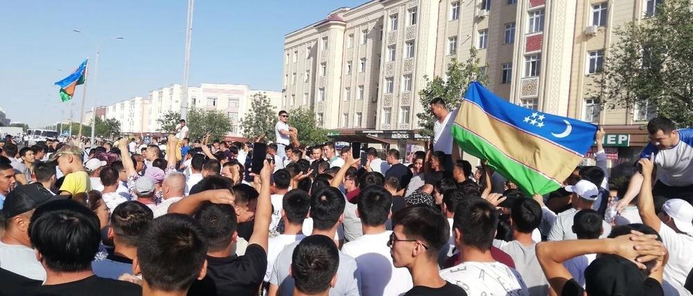 Unruhen Anfang Juli in Karakalpakstan, in der Hauptstadt Nukus, in einer Aufnahme von Bürgerjournalisten.