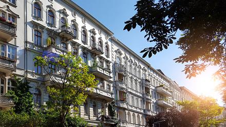 Gegen Verdrängung. Käufer mussten bis November 2021 per Abwendungsvertrag zusichern, den Einbau von Fahrstühlen, Balkonen oder nicht nötigen Wärmedämmungen zu unterlassen – ansonsten drohten die Bezirke mit ihrem Vorkaufsrecht.