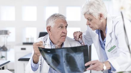 Alte Ärzte. Der Altersdurchschnitt des medizinischen Personals in Brandenburgs Gesundheitsämtern ist hoch. Politiker von Linken und Grünen fordern deshalb, den öffentlichen Gesundheitsdienst attraktiver zu machen.