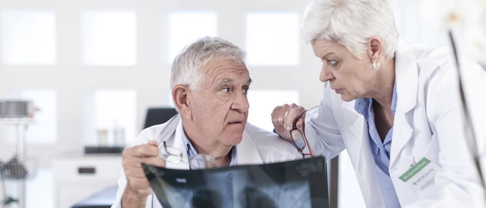 Alte Ärzte. Der Altersdurchschnitt des medizinischen Personals in Brandenburgs Gesundheitsämtern ist hoch. Politiker von Linken und Grünen fordern deshalb, den öffentlichen Gesundheitsdienst attraktiver zu machen.
