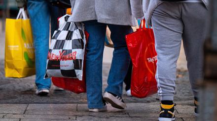 Passanten mit Einkaufstaschen auf dem Berliner Ku-Damm