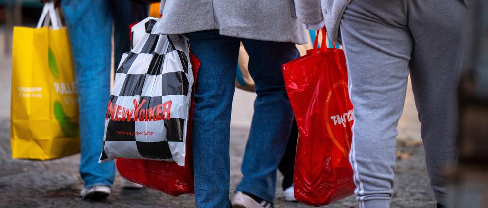 Passanten mit Einkaufstaschen auf dem Berliner Ku-Damm