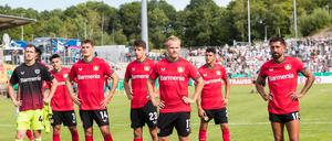 Leverkusens Spieler nach dem Aus im Pokal. 
