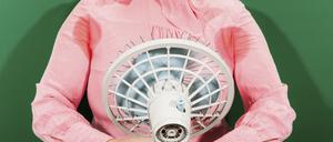 Schwitzen ist ein zutiefst menschliches Phänomen. Menschen haben zehnmal mehr ekkrine Schweißdrüsen als Schimpansen und können zwölfmal mehr schwitzen als eine Kuh.