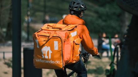Ein Fahrer des Lieferdienstes Lieferando. Das Unternehmen startet als Pilotprojekt einen virtuellen Supermarkt in Berlin-Charlottenburg.