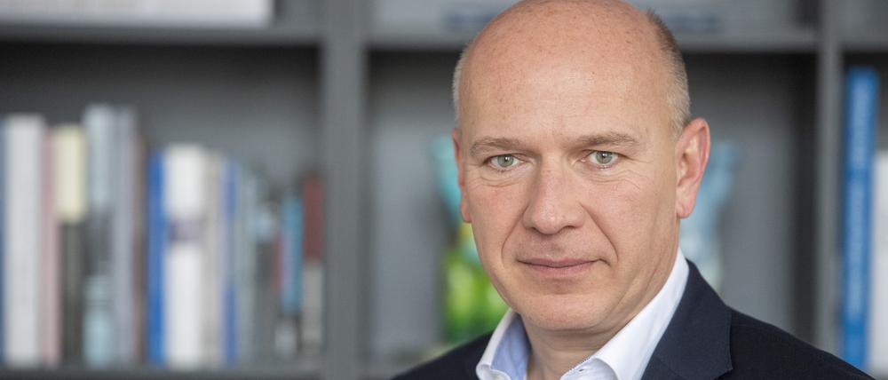 Kai Wegner, CDU-Fraktionsvorsitzender im Abgeordnetenhaus Berlin, steht vor einem Interview im Abgeordnetenhaus in seinem Büro.