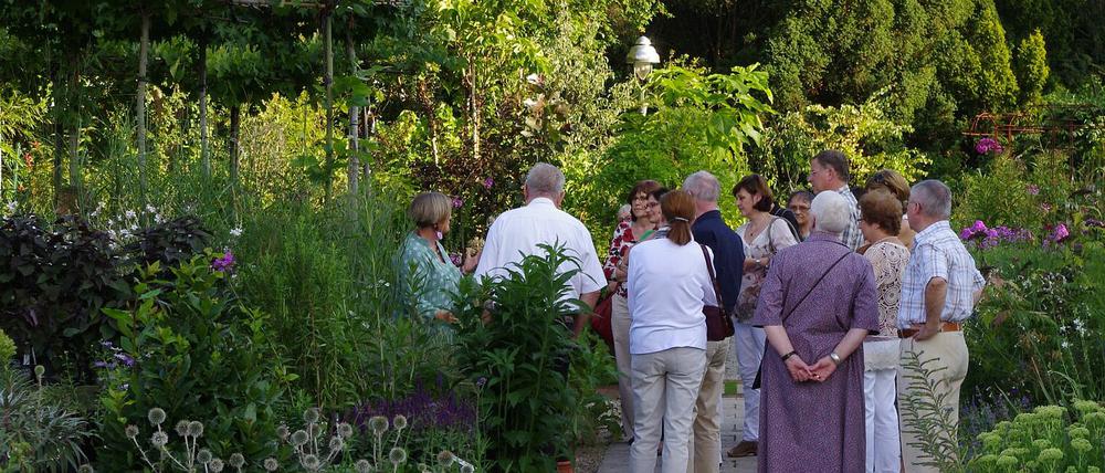 In dem schicken Gartencenter in Dahlem müssen 4500 Gehölze und Rosen und 10.000 Stauden gewässert werden.
