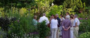 In dem schicken Gartencenter in Dahlem müssen 4500 Gehölze und Rosen und 10.000 Stauden gewässert werden.