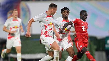 Sadio Mané (re.) im Supercup gegen Leipzigs Willi Orban (li.) und Mohamed Simakan.  