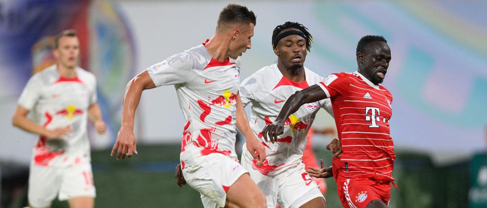 Sadio Mané (re.) im Supercup gegen Leipzigs Willi Orban (li.) und Mohamed Simakan.