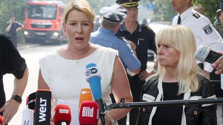 Franziska Giffey (l), Regierende Bürgermeisterin von Berlin, und Innensenatorin Iris Spranger (beide SPD),