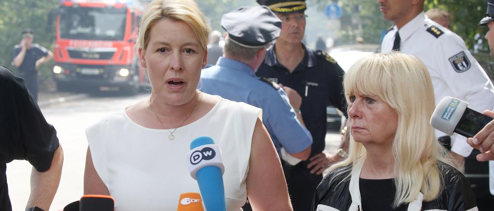 Franziska Giffey (l), Regierende Bürgermeisterin von Berlin, und Innensenatorin Iris Spranger (beide SPD),