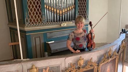 Nora Chastain in der Dorfkirche in Zernikow.