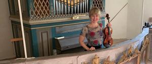 Nora Chastain in der Dorfkirche in Zernikow.