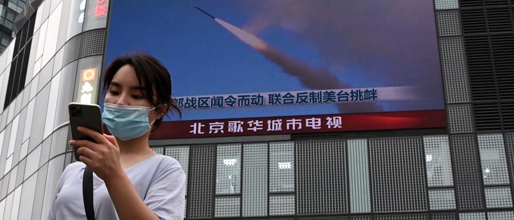 Ein Bildschirm in Peking überträgt die Feuerübungen von Chinas Armee.