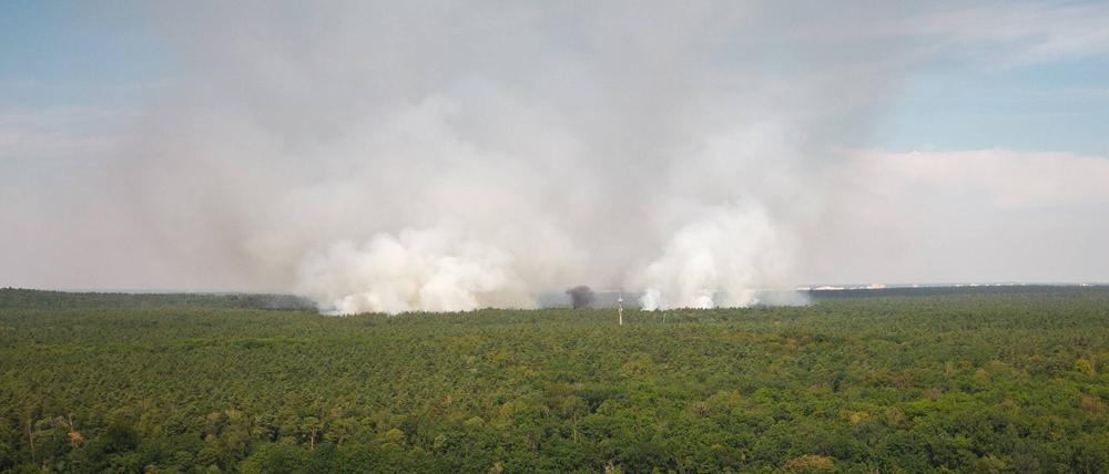 Luftaufnahme vom Waldbrand beim Sprengplatz beim Kronprinzessinnenweg in Nikolassee im Grunewald.