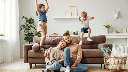 Wenn Eltern Homeoffice mit Kinderbetreuung kombinieren müssen, endet das in völliger Erschöpfung. 