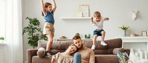 Wenn Eltern Homeoffice mit Kinderbetreuung kombinieren müssen, endet das in völliger Erschöpfung. 