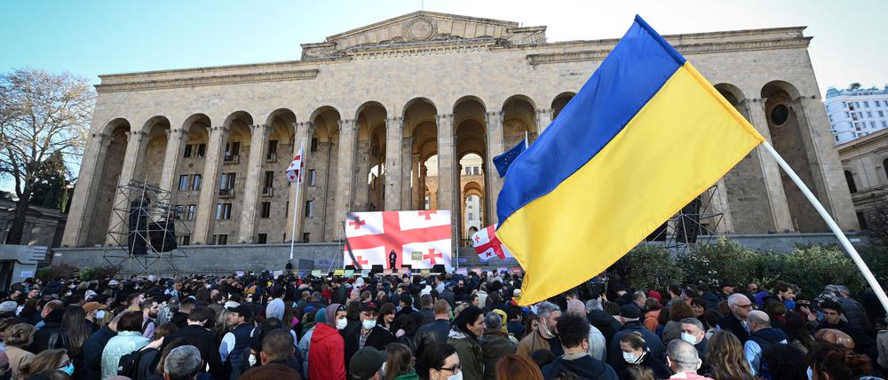 Protest gegen den russischen Angriffskrieg auf die Ukraine vor dem Parlament in Tbilisi.